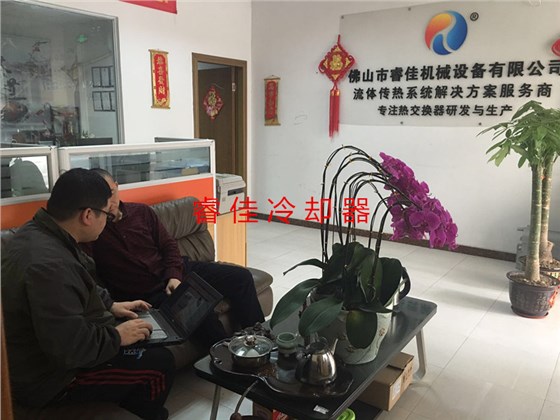 客戶到訪睿佳冷卻器，商討方案.jpg