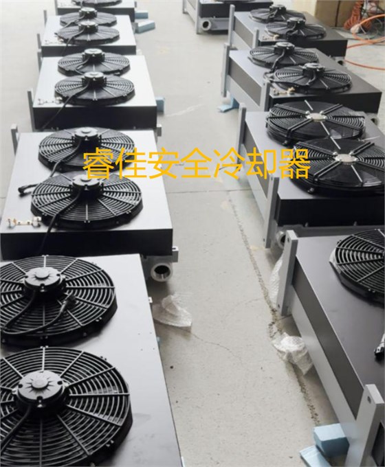 雙風(fēng)扇散熱器打包發(fā)貨