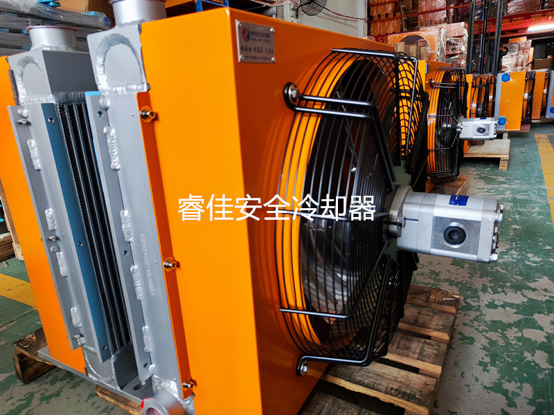 進口挖掘機<font color='red'>風冷散熱器</font>怎么選型?